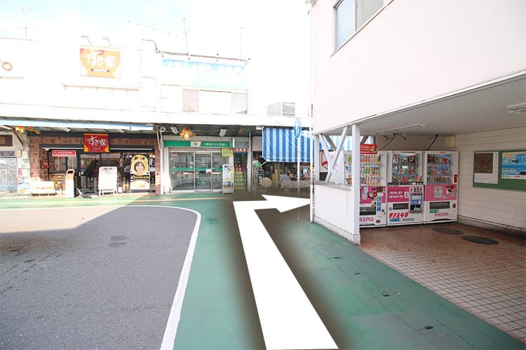 右に曲がり商店街に入ります