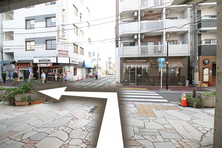 商店街を抜け、道路下を抜けて左に曲がります